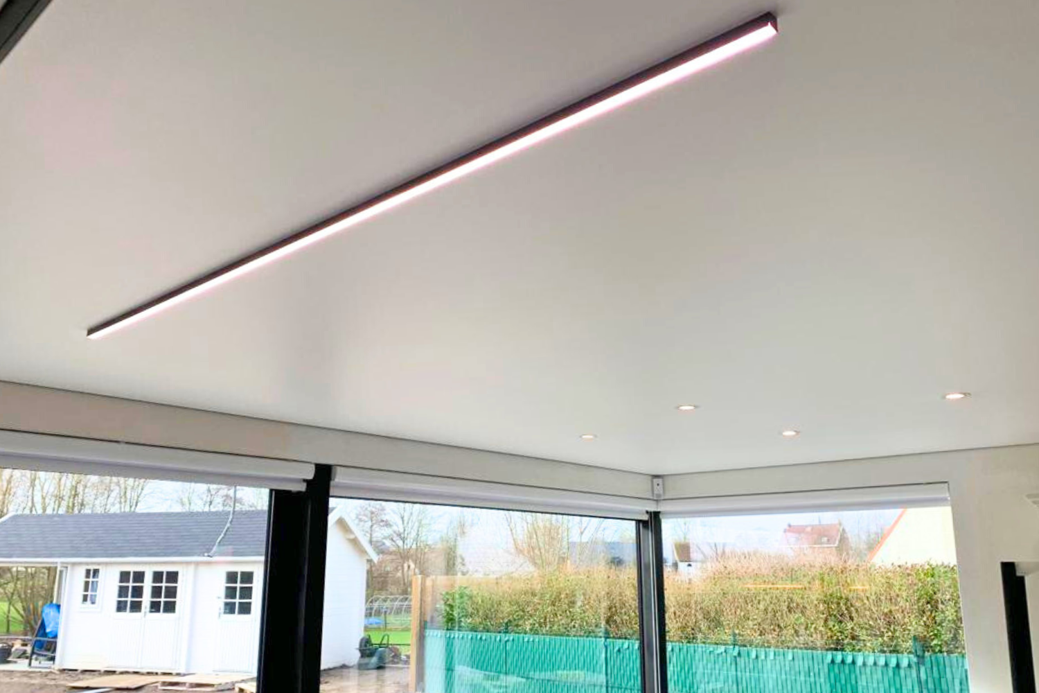 Spanplafond in keuken met ledverlichting